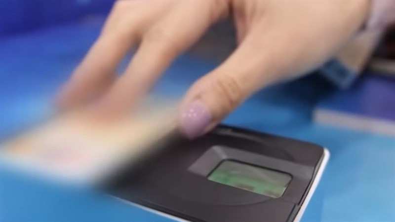 Đặt thẻ CCCD lên máy