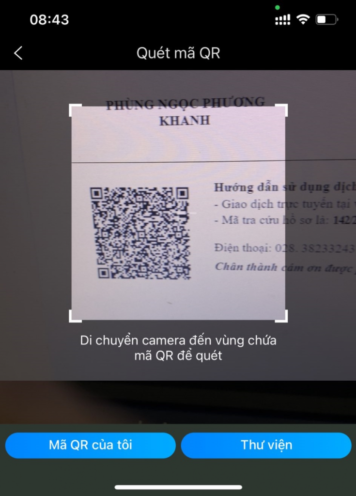 hướng camera đến mã QR